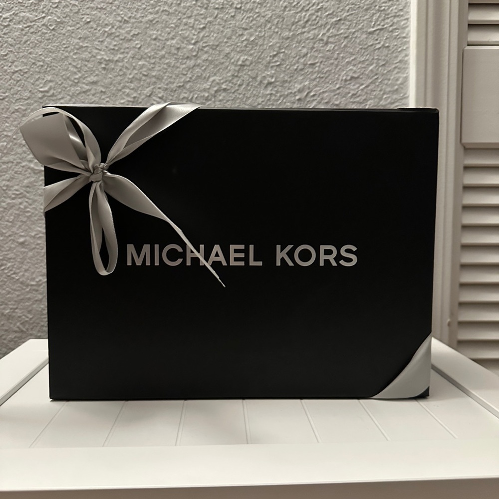 MICHAEL KORS GIFT BOX‎ IN BLACK